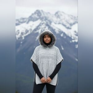 Gap Kids  Hooded Poncho Girls Size L (10-11 Yrs Old) Faux Fur Trim